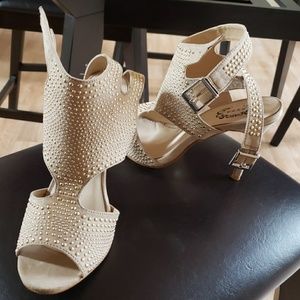 Beige sandals with gold beading